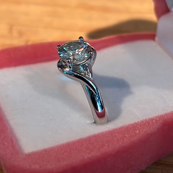 BEAUTIFUL 1.24Ct Moissanite set in 925 Sterling Silver. - Picture 3 of 9